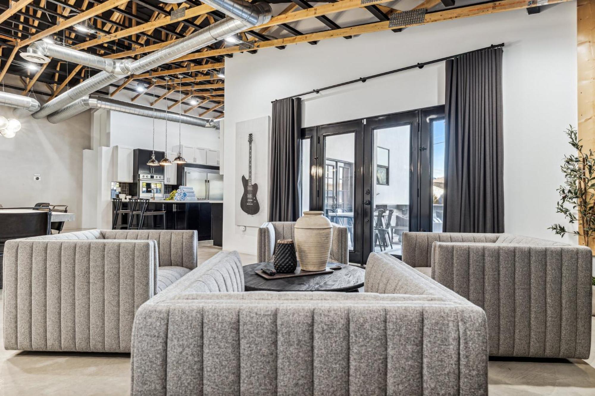 Modern Industrial-near Old Town Holiday home